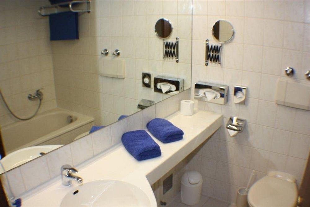 Hotel Blauer Karpfen Oberschleissheim Ngoại thất bức ảnh