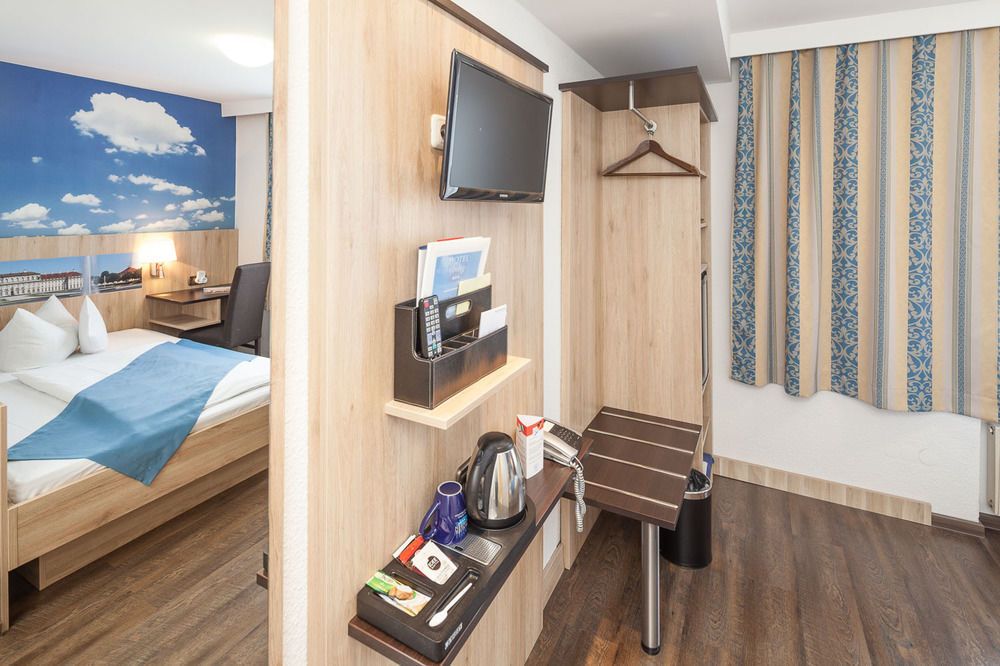 Hotel Blauer Karpfen Oberschleissheim Ngoại thất bức ảnh