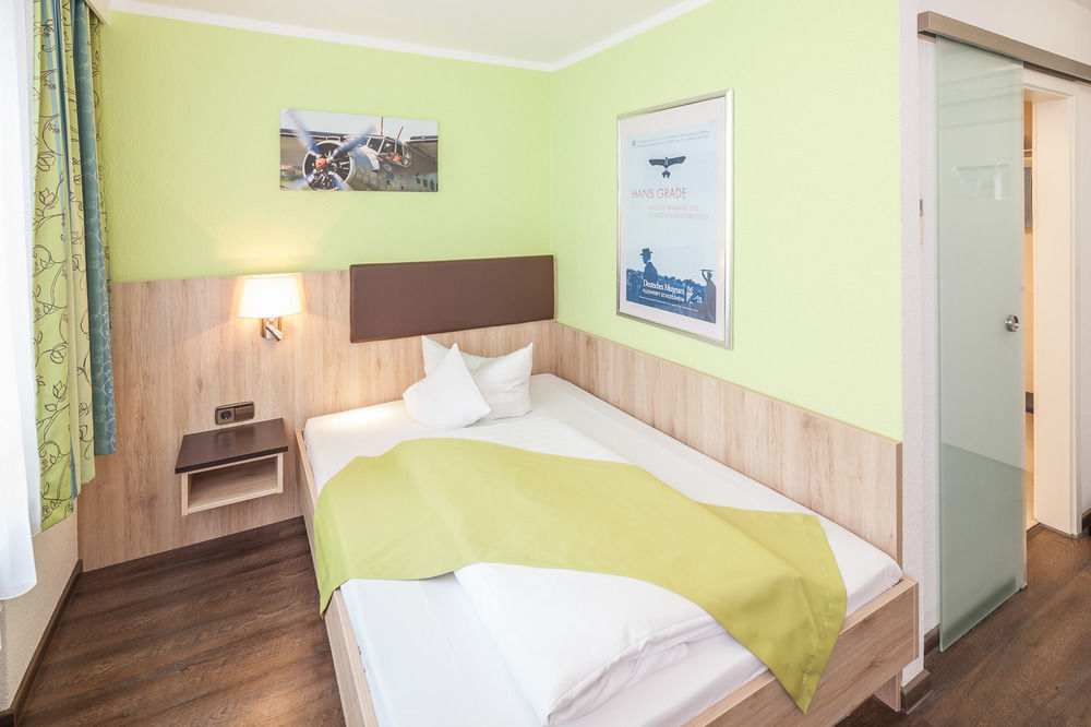 Hotel Blauer Karpfen Oberschleissheim Ngoại thất bức ảnh