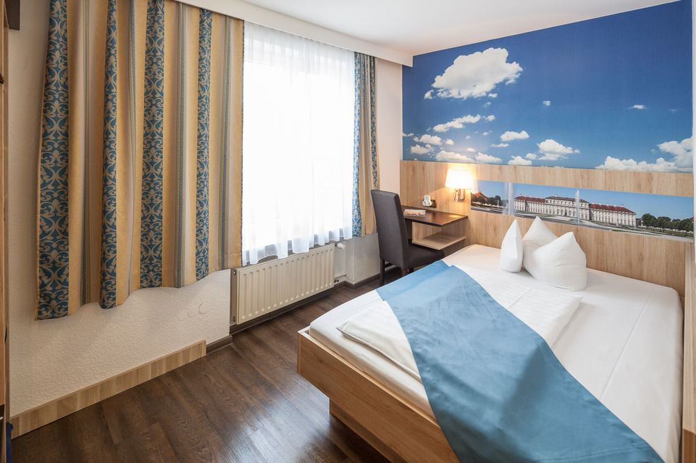 Hotel Blauer Karpfen Oberschleissheim Ngoại thất bức ảnh