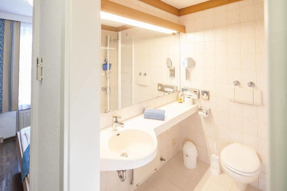 Hotel Blauer Karpfen Oberschleissheim Ngoại thất bức ảnh