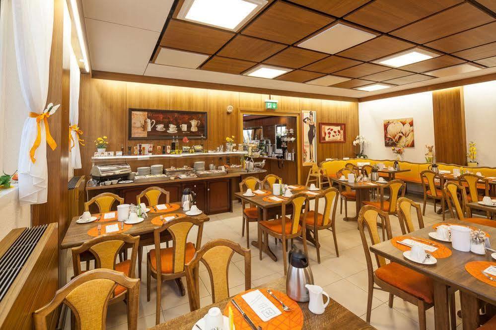 Hotel Blauer Karpfen Oberschleissheim Ngoại thất bức ảnh