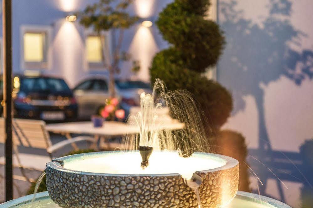 Hotel Blauer Karpfen Oberschleissheim Ngoại thất bức ảnh